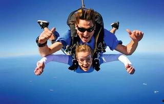 娱乐吃瓜酱跳伞视频大全